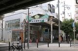 目の前に玉出本通商店街（記者撮影）