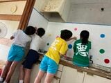 温泉の内装を手掛ける小学生たち（画像提供：片野田隆紀）