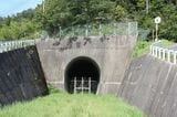 今福線の新線は長いトンネルで山岳地帯を直線的に貫くルートになった（筆者撮影）