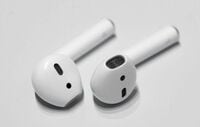 新型イヤホン｢AirPods｣､ようやく販売開始 当初計画から2カ月遅れ