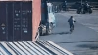 中国の監視カメラが捉えた交通事故の｢奇跡｣ <動画>自転車を巻き込んだ恐怖の事故の顛末