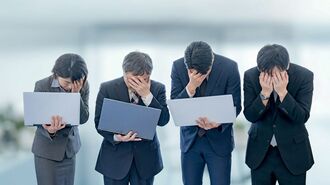 頭を抱える会社員たち