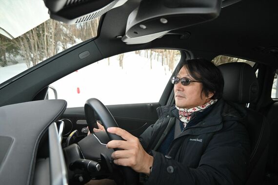 真冬の北海道でテストしたときの筆者。このテスト車両はメルセデス・ベンツ（写真：住友ゴム）