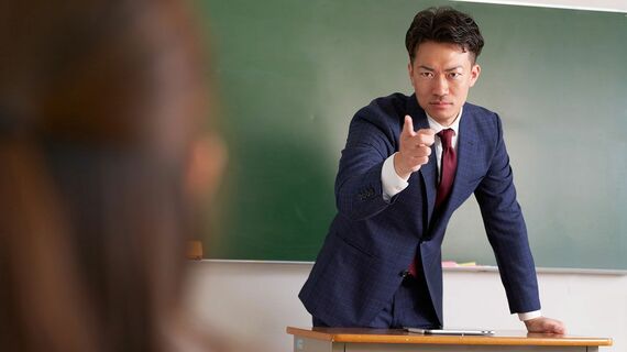 生徒を叱る教師の様子