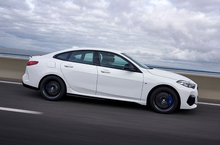 M235i xDriveグランクーペのウィンドウモールはグロスブラック仕上げ