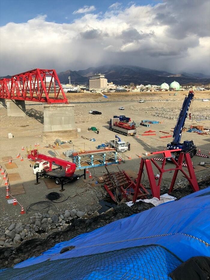 落橋した橋桁の撤去が完了した状態