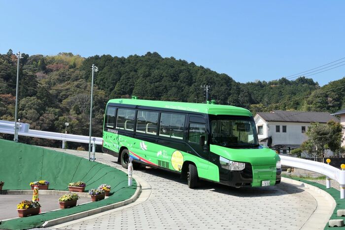 甲浦駅の鉄道区間の高架から道路へ下る走路