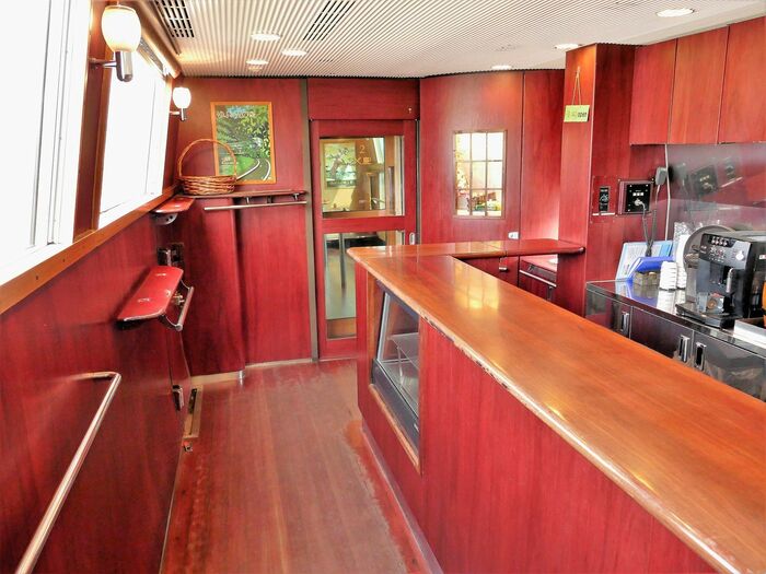 沿線のグルメや土産物を販売するビュッフェ