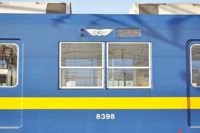 初期の車両以外は窓の四隅が角ばっている