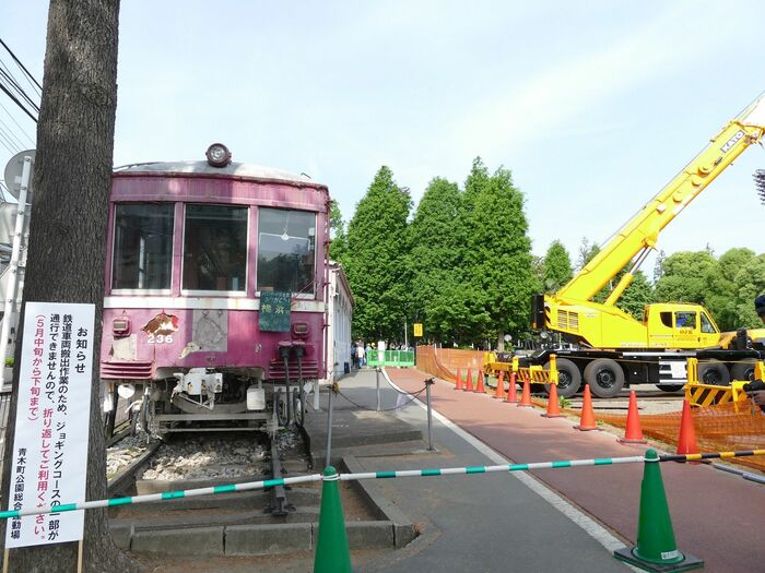 川口市の青木町公園からデハ230形を搬出する作業