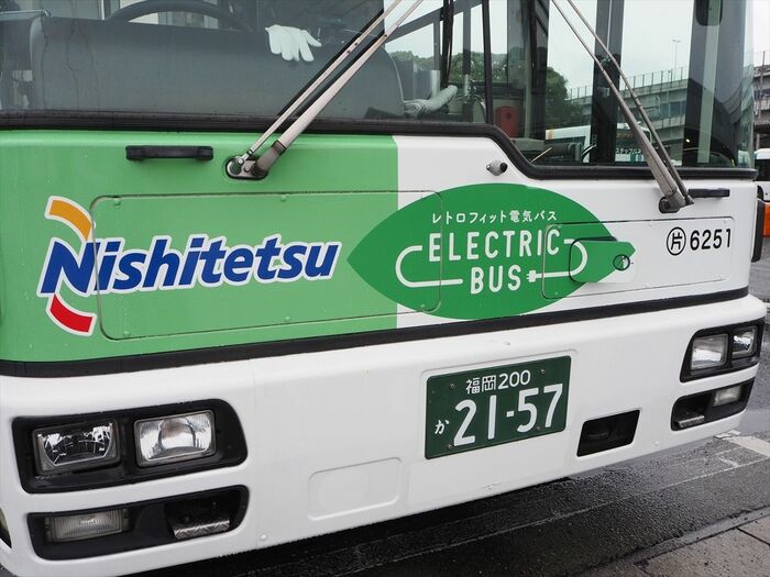 電気バスをPRするロゴが車体各所に