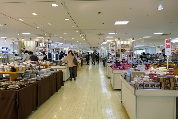 ターミナル百貨店らしく売り場は細長い