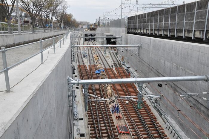 羽沢横浜国大駅から延びる線路。中央の2本が
