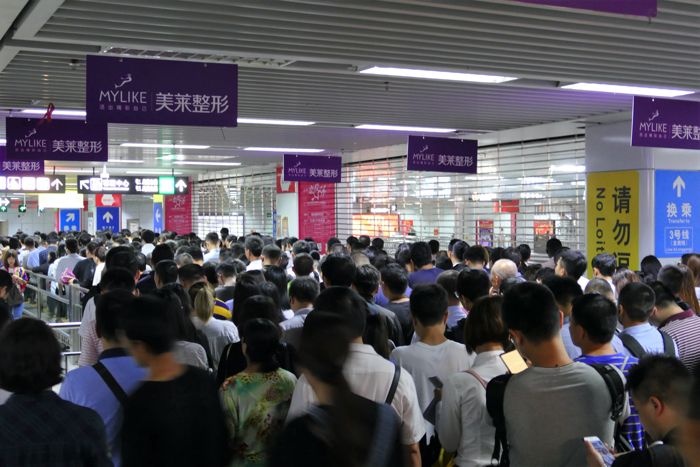 中国では改札で客の入場を制限し、電車は日本ほど混まない