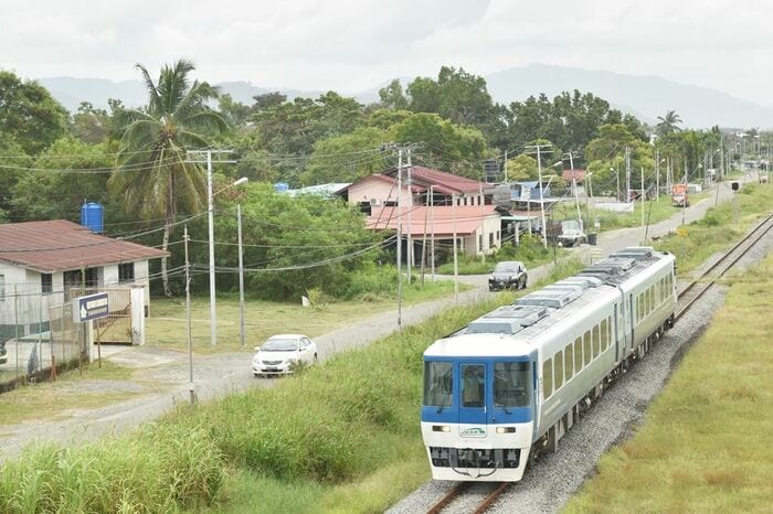 サバ州立鉄道の本線を行くキハ8500系2両編成