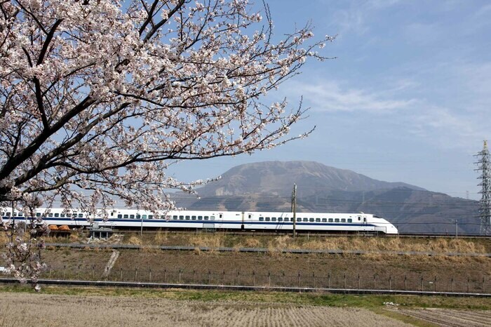 春の伊吹山をバックに快走する300系