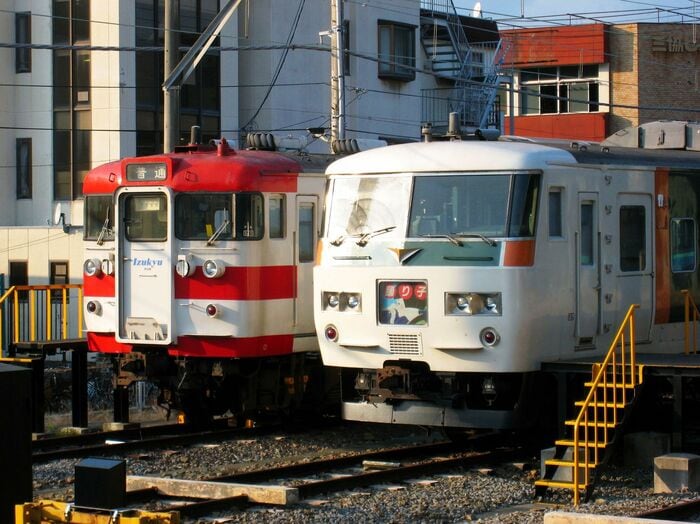 伊豆急の200系（廃車）と並んだ185系