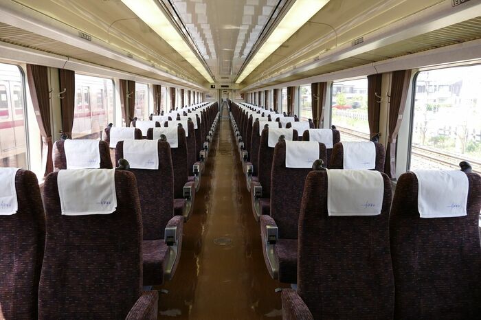 扉がない4号車は座席がずらりと並ぶ