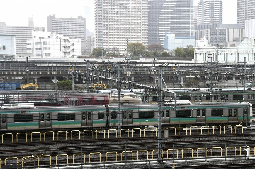 高輪ゲートウェイシティから見える電車。手前の常磐線快速電車の後ろに寝台特急「サンライズ出雲・瀬戸」の姿も（写真：筆者撮影）