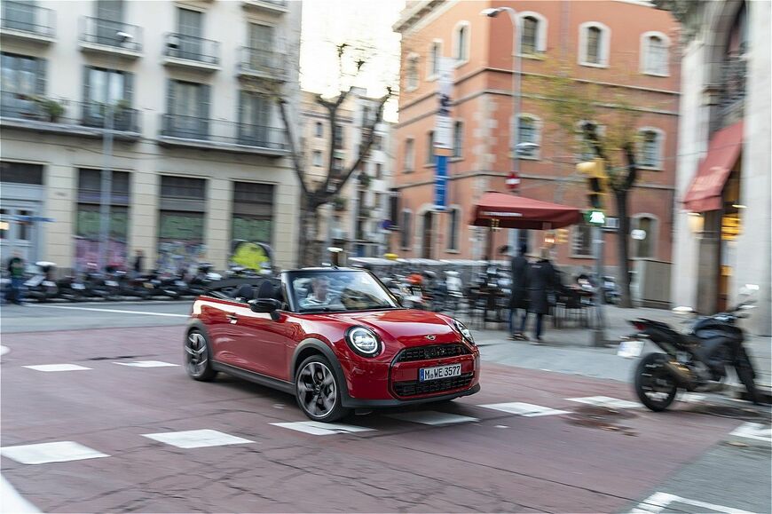 MINI（ミニ）の新型「ミニ・クーパー・コンバーチブルS」（写真：MINI）