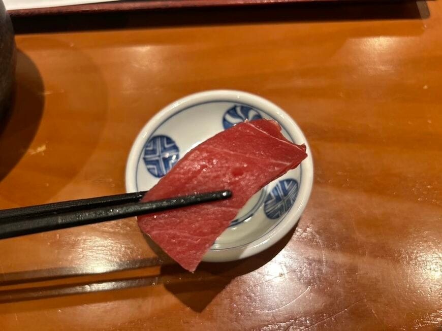 1480円の「魚河岸お刺身5点盛り定食」のマグロ（筆者撮影）