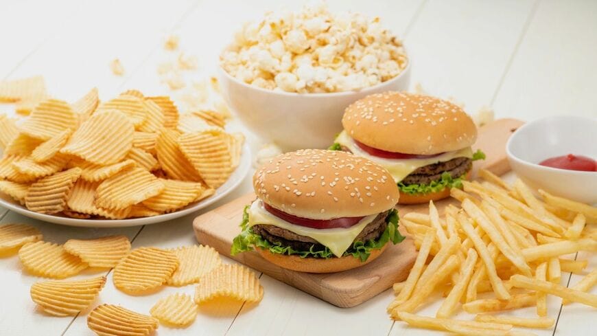 1日に必要な摂取エネルギーの計算方法と、「糖質」と血糖値の上がり方の仕組みを紹介（写真：kai／PIXTA）