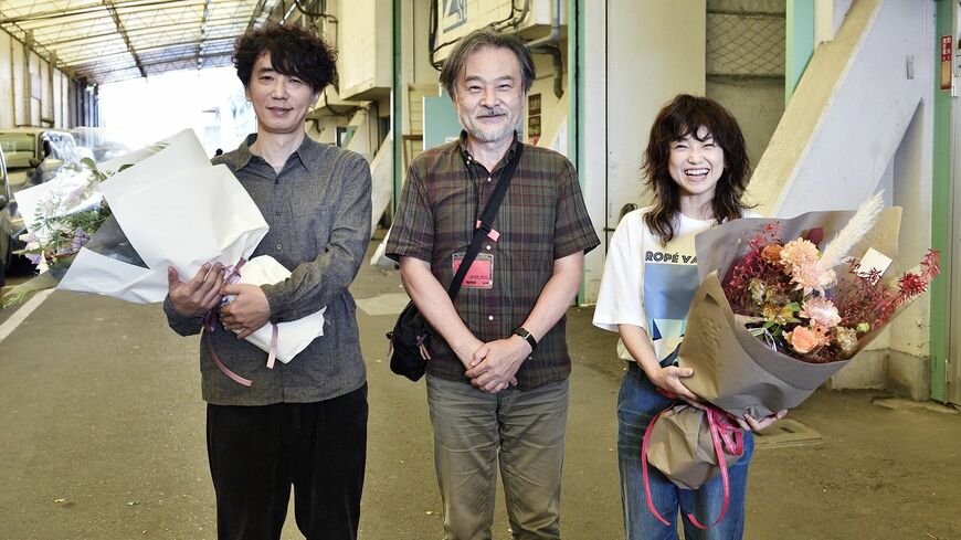 Amazonのプライム・ビデオ目玉の恋愛ドラマ「モダンラブ・東京～さまざまな愛の形～」が世界独占配信中。オムニバス形式の7つの物語から成る。黒沢清監督（中央）作品に出演するユースケ・サンタマリア（左）と永作博美（写真：©2022 Amazon Content Services LLC All Right Reserved）