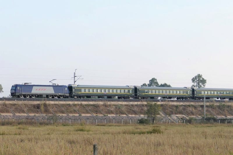 中国とまったく同じ普通列車。中国の農村地帯かと見まがう光景（写真：谷川一巳）