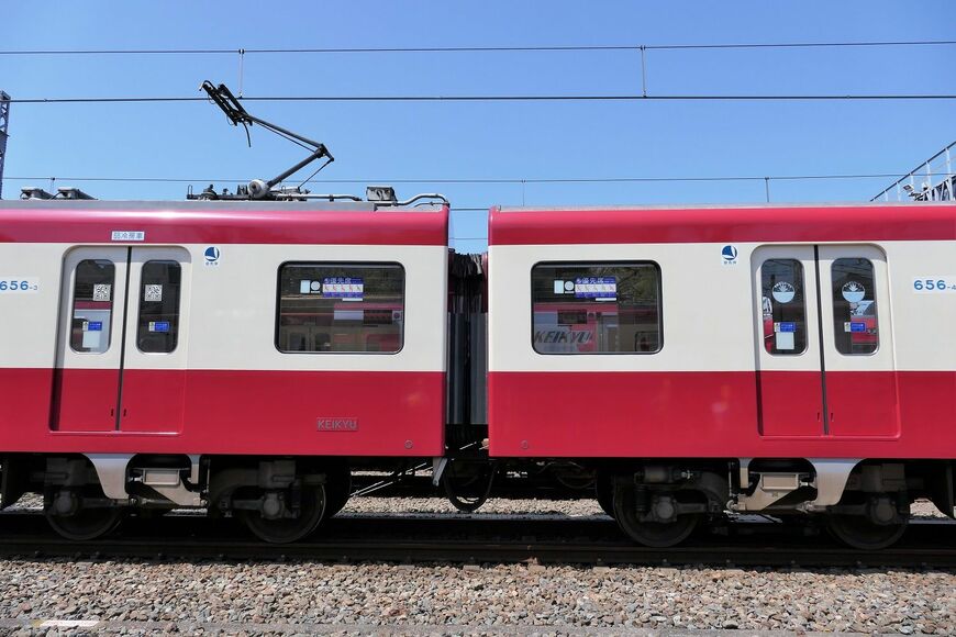 更新時に車両間には転落防止幌を取り付けた（記者撮影）
