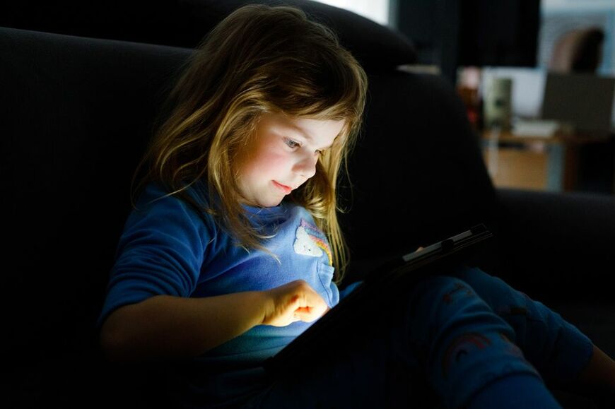 タブレットを無制限に使わせていると思わぬ弊害が…（写真：pearlinheart／PIXTA）