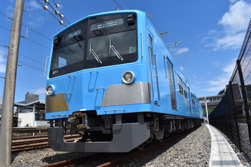 300形と100形、900形の8編成16両は経年の浅い西武鉄道の中古車を使用（筆者撮影）