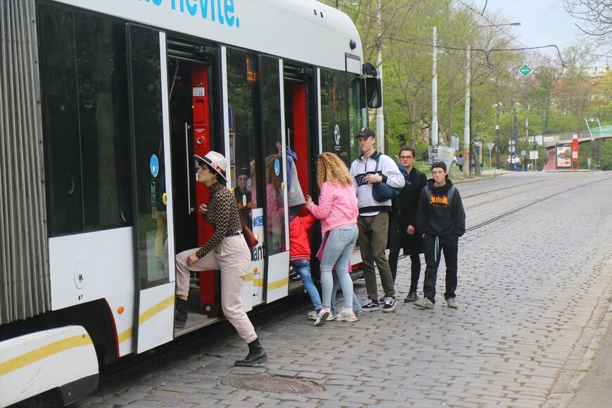 プラハの路面電車。信用乗車方式のためすべてのドアから乗降できる（撮影：橋爪智之）