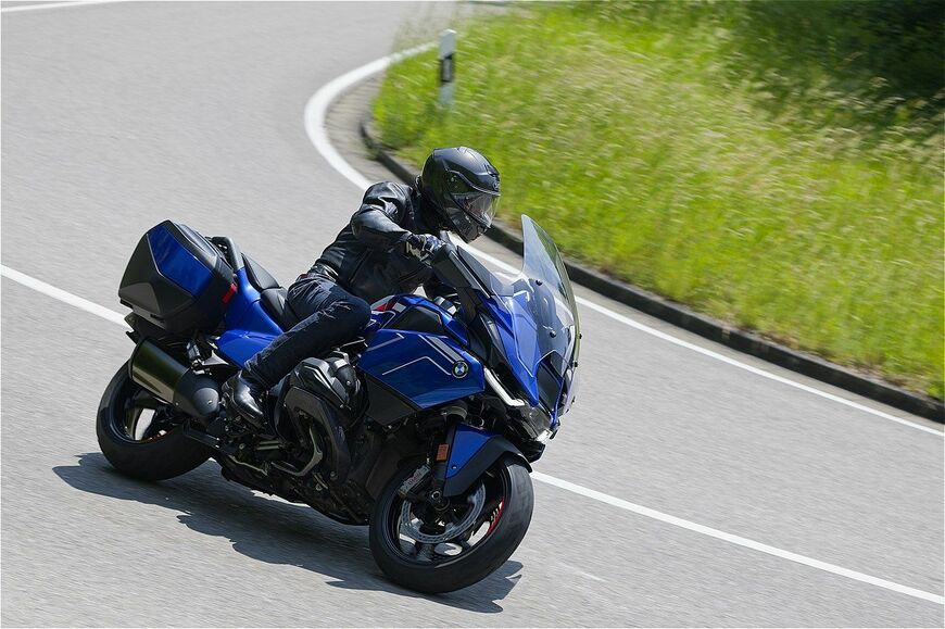 DCAにより、一瞬にしてツアラーからコーナリングマシンへと変貌。重量級マシンにもかかわらず軽快なコーナリングを楽しめる（写真：BMW MOTORRAD）