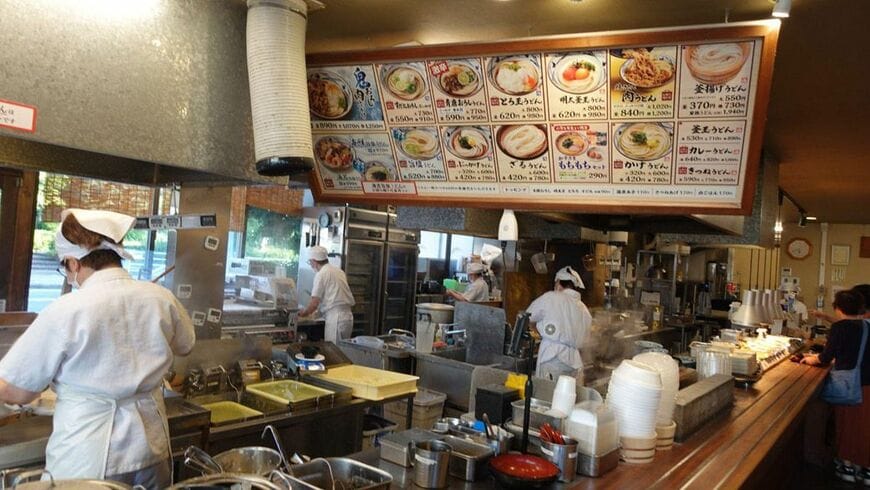 丸亀製麺の店内