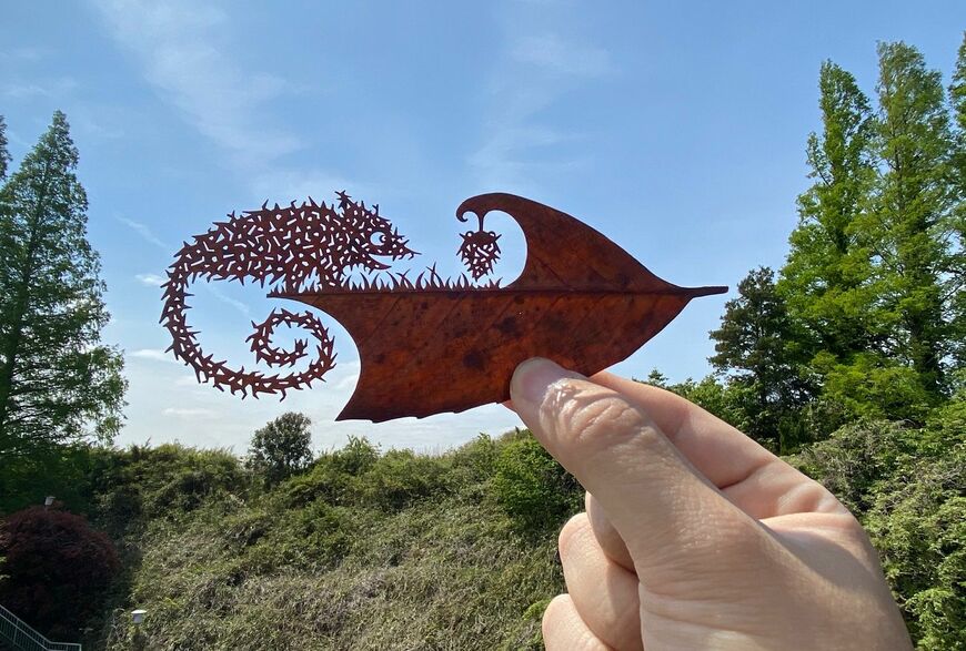 15万円で販売された葉っぱ切り絵作品「ボクもそのおふとんで寝てみたい」（写真提供：リト＠葉っぱ切り絵）