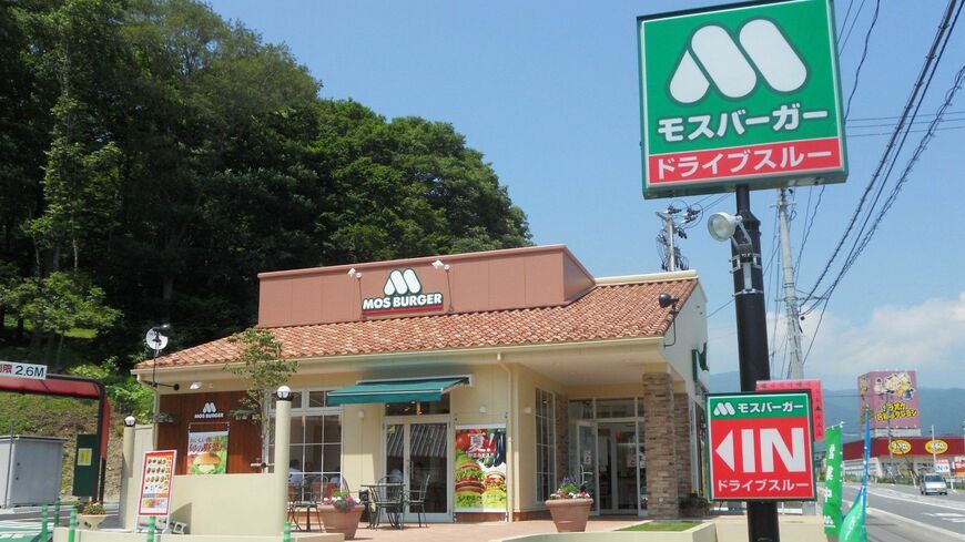 「モスバーガー大船渡店」の外観。郊外型店は駐車場を備えた店舗も多い（写真：モスフードサービス）