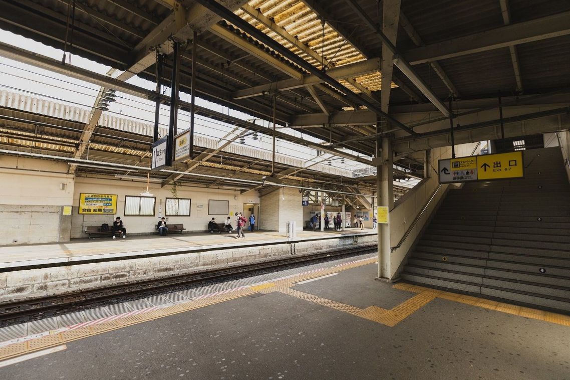 越生線途中駅では利用者が最も多い川角駅の構内