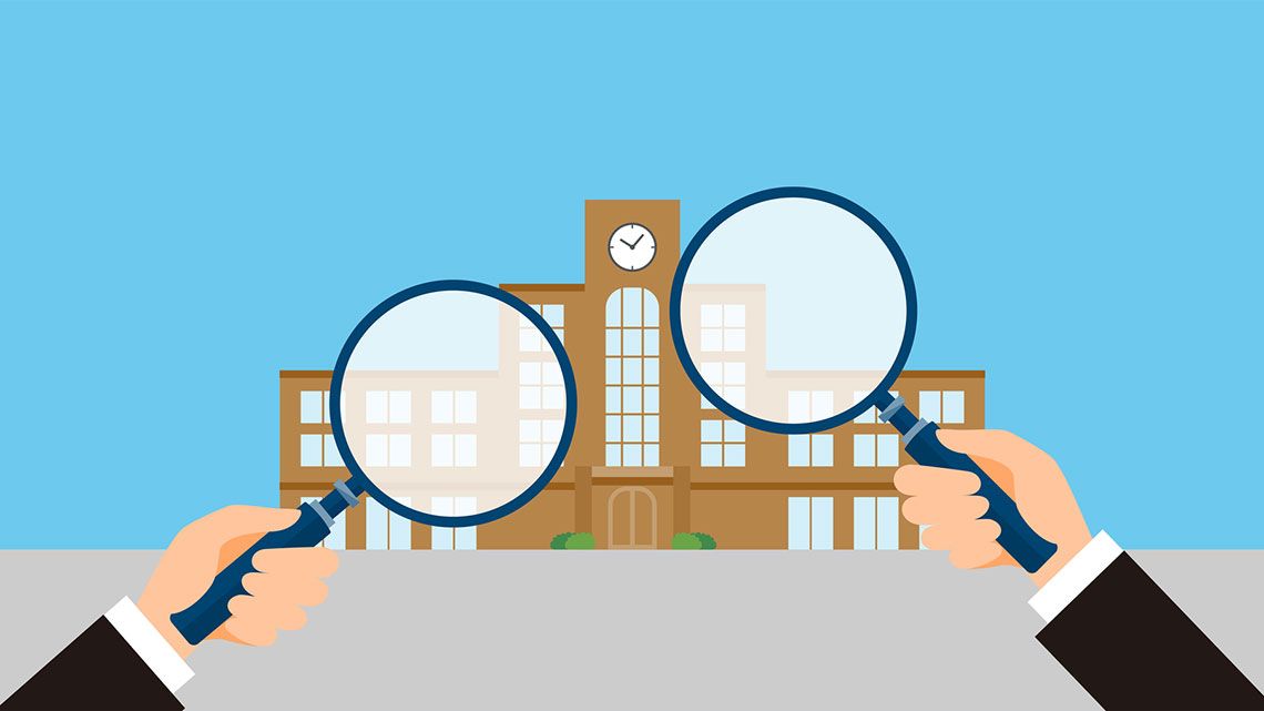 学校と虫眼鏡、志望校を選ぶイメージのイラスト