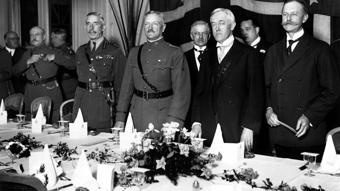 1919年6月、第1次世界大戦後の秩序を生み出したヴェルサイユ条約にサインする各国首脳。右から2人目はアメリカのウッドロー・ウィルソン大統領（写真・Mirropix via Getty Images）