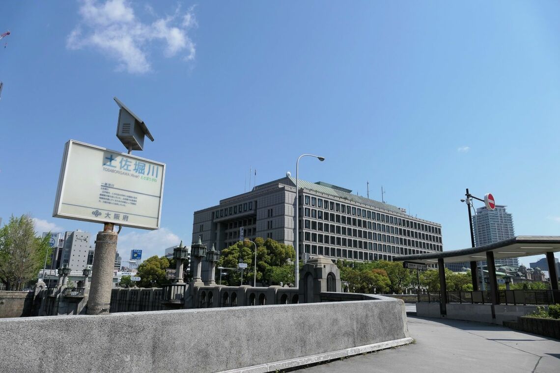 土佐堀川にかかる淀屋橋と大阪市役所（記者撮影）