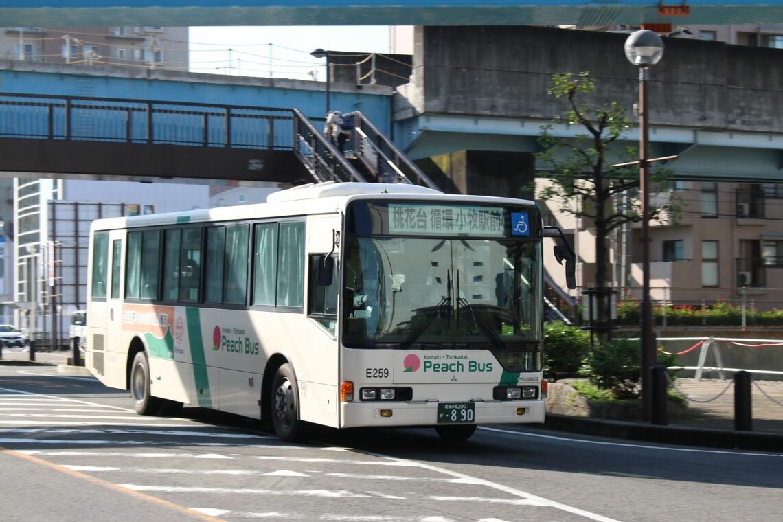 小牧駅付近を走るピーチバス