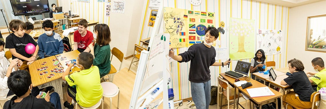 昼休みにはゲームをして盛り上がる。午後には数学の授業に打ち込んでいた（左）。小学校低学年はしりとりをしながら日本語を学ぶ。パソコンの向こうでも多くの子どもたちが授業に参加している（右）