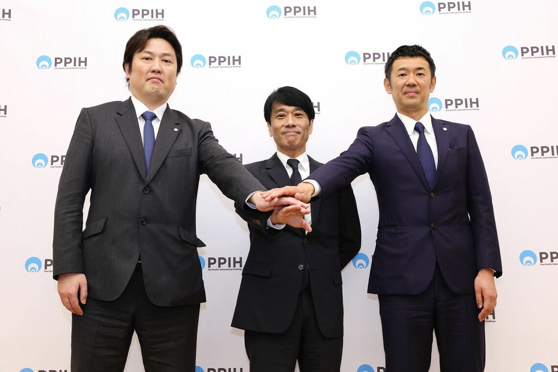 2025年3月に開かれた社長交代会見。左から次期PPIH社長の森屋氏、現PPIHとドン・キホーテ社長を兼任する吉田氏、次期ドン・キホーテ社長の鈴木氏（撮影：尾形文繁）
