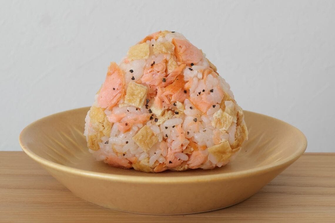 鮭と油あげのおにぎり
