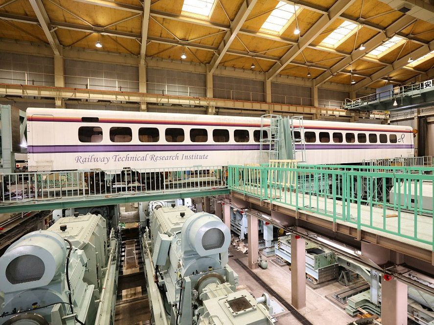 鉄道総研の車両試験装置（撮影：尾形文繁）