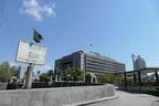 土佐堀川にかかる淀屋橋と大阪市役所