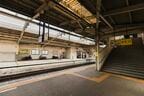 越生線途中駅では利用者が最も多い川角駅の構内