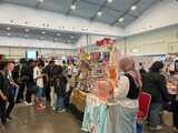 コミフルのサークルブース。日本のコミケと雰囲気が似ているが、グッズの比率が非常に高い