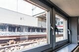 2階のウォッチングプロムナード。手前には上り線のレール、奥には東向島駅停車中の下り列車（撮影：鼠入昌史）