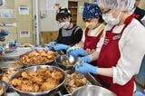 身、皮、衣、骨に分けていく。身はカレーや煮込みに、皮と衣はトースターで焼いて、サラダなどに使えるフレークに、骨はスープの出汁になる（撮影：大澤誠）